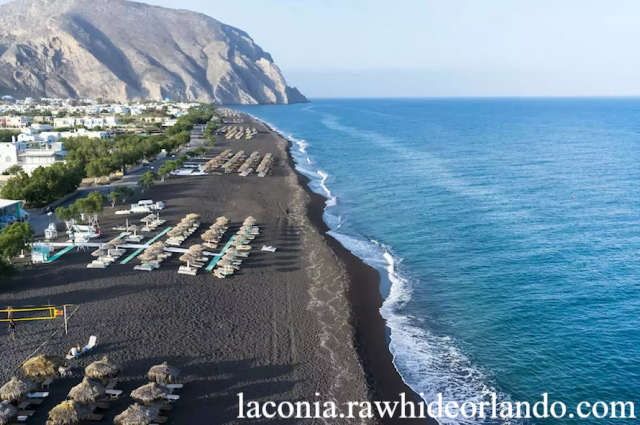 Perissa Black Sand Beach Tempat Terbaik untuk Menikmati Pantai