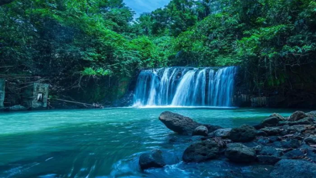 Riam Kima Atas: Pesona Rintik Tropis di Jantung Hutan Manado